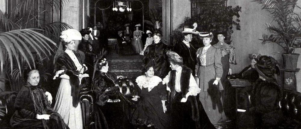 Frauen-Netzwerk. Betuchte Damen gründen 1905 in der Potsdamer Straße den Lyceum-Klub, der Frauen im Berufsleben unterstützen soll. Schirmherrin des Vereins ist die Königin von Rumänien.