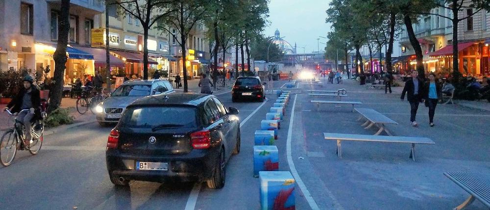 Die Maaßenstraße ist jetzt eine Begegnungszone – hier ein Blick in Richtung Nollendorfplatz. Viele Parkplätze verschwanden; prompt standen am Abend die ersten Autos im Halteverbot. 