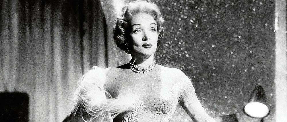 Diese Aufnahme der Dietrich entstand 1955 bei der Eröffnung des Sahara Hotels in Las Vegas. Am Sonntag lädt das Kino Arsenal in der Potsdamer Straße zur Vorführung eines Dokumentarfilms über sie mit szenischer Lesung. 