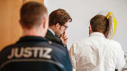 Der Angeklagte Mario K. (rechts) mit seinem Anwalt zu Beginn des Verhandlungstages im November 2014 am Landgericht in Frankfurt (Oder).