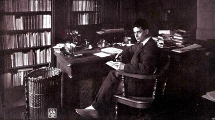 Der Publizist Maximilian Harden, Herausgeber der Wochenschrift "Die Zukunft", sitzt 1898 am Schreibtisch in seinem Berliner Arbeitszimmer.