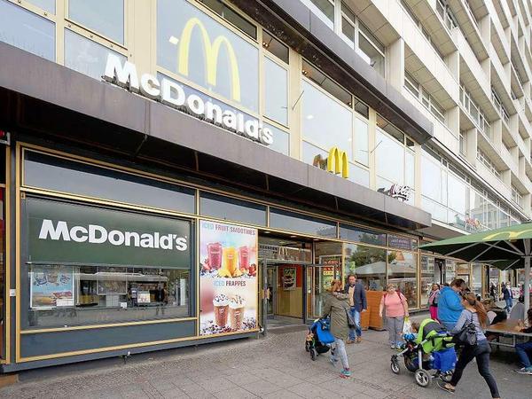 Traditionslokal. Die 1983 eröffnete McDonald's-Filiale im weißen Hochhaus am Hardenbergplatz ist die älteste in Berlin. Aber wegen der Sanierungspläne für das Gebäude sind ihre Tage gezählt.