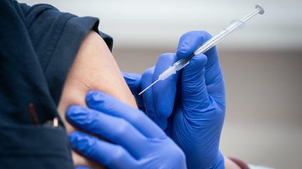 Eine Pflegekraft wird im Rahmen der Mitarbeiter-Impfung gegen das Coronavirus geimpft.