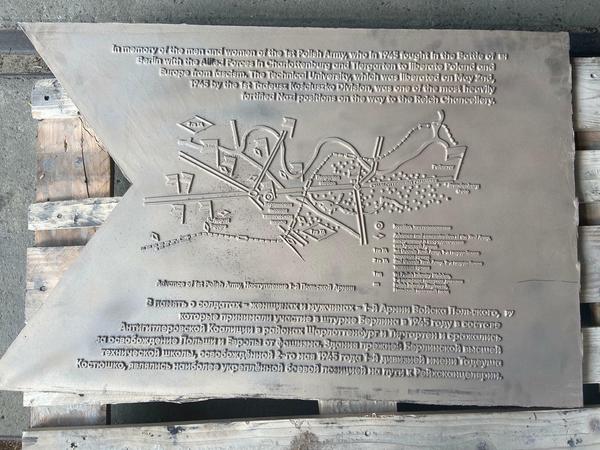 Denkmal in Form einer militärischen Standarte, hier die Seite mit Karte und Erklärung des polnischen Vorstosses in englischer und russischer Sprache bei der Abholung aus der Giesserei.