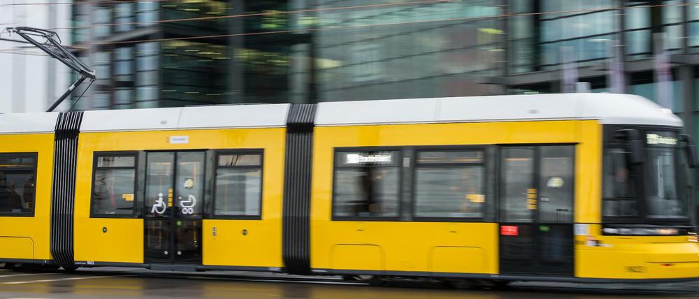Abgebremst. Seit Dezember 2014 fährt die Straßenbahn auch zum Hauptbahnhof. Doch um die neuen Gleise auf der Invalidenstraße an die vorhandene Strecken anschließen zu können, musste der Verkehr einen Monat lang eingeschränkt werden.