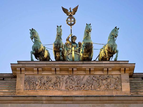  Die Quadriga auf dem Brandenburger Tor: vier Pferde und eine Göttin dazwischen.