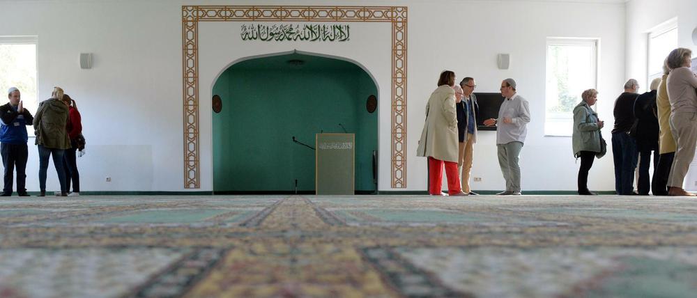 Besucher in der Khadija Moschee.