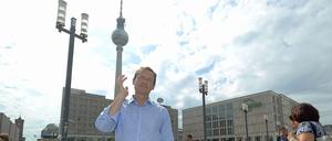 Das Ohr an der Stadt. Michael Müller, 49, ist derzeit Senator für Stadtentwicklung in Berlin. Hier hat er sich mal den Alexanderplatz angesehen. 