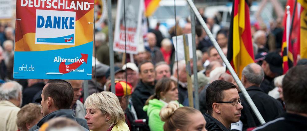 Am Tag nach der Bundestagswahl feiern Pegida-Anhänger auf dem Dresdner Neumarkt das starke Abschneiden der Rechtspopulisten bei der Wahl.
