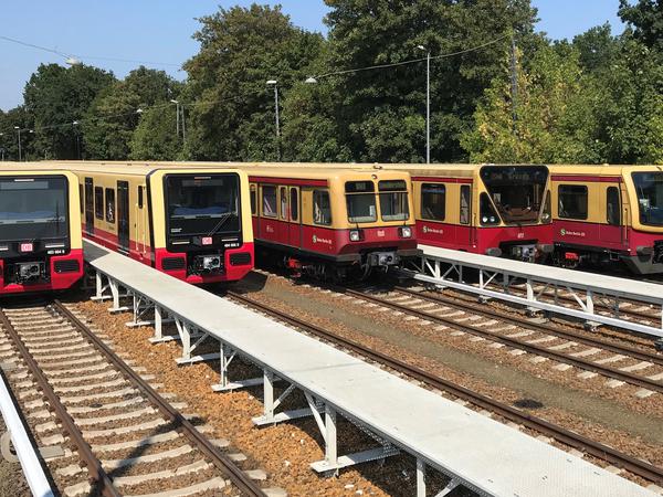 Alle Baureihen vereint: In der Mitte ein 485, links die ganz neuen Züge 483 und 484 und rechts die Baureihen 480 und 481.