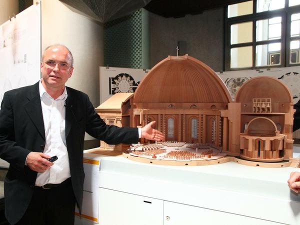 Architekt Peter Sichau stellt den Siegerentwurf zur Neugestaltung des Innenraumes der St. Hedwigs-Kathedrale in Berlin-Mitte vor.