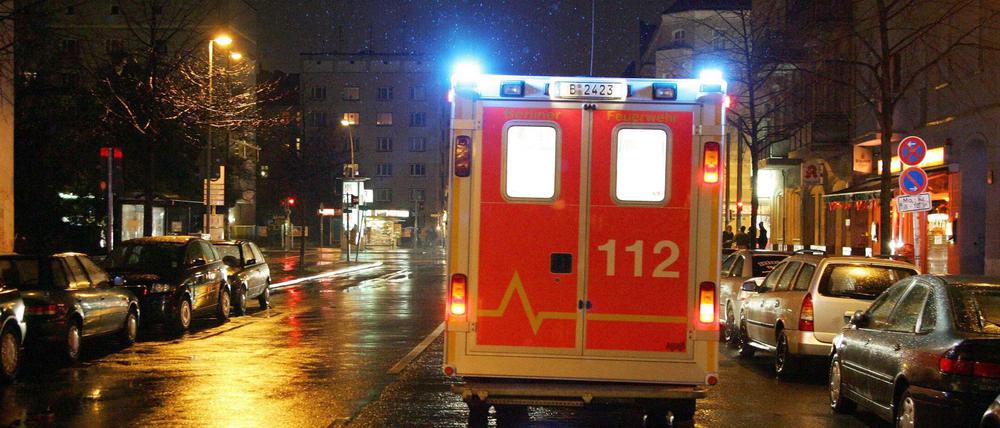 Eine Person wurde von einem Rettungswagen in ein Krankenhaus gebracht.