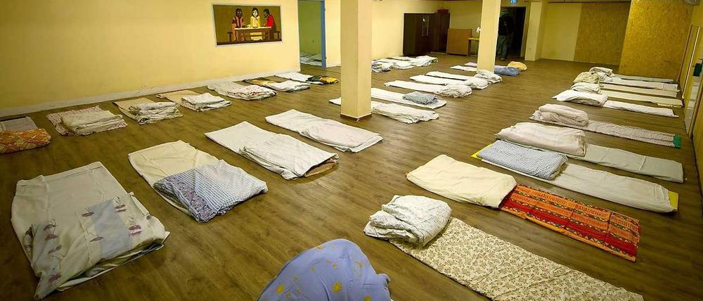 Der Männerschlafsaal einer Notübernachtung für Obdachlose.