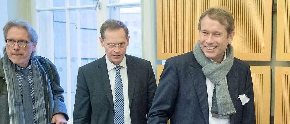 Einer geht, einer kommt. Der designierte Regierende Bürgermeister Michael Müller (Mitte), Finanzsenator Ulrich Nußbaum und sein designierterNachfolger Matthias Kollatz-Ahnen nahmen an der Sitzung der SPD-Fraktion teil.