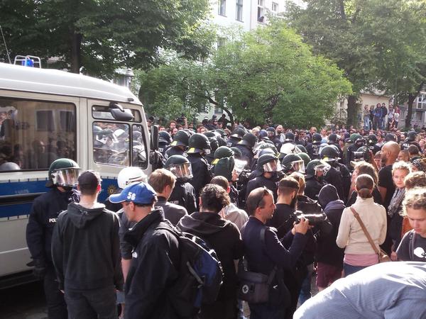 Demonstranten und Polizisten stehen Reichenberger Ecke Lausitzer Straße dicht an dicht.  