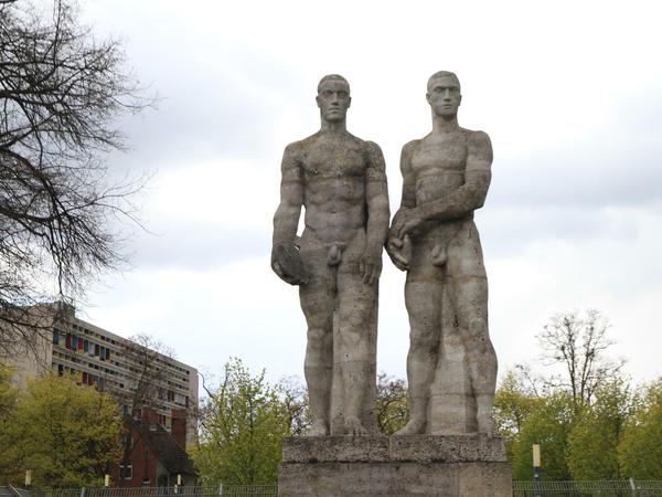 Karl Albikers martialische Statuen "Diskuswerfer und Staffettenläufer" am Olympiastadion in Berlin-Westend.