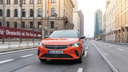 Ab durch die Mitte. Gegenüber seinen früheren Generationen hat der Opel Corsa stark gewonnen. Und nun gibt es ihn auch noch elektrisch. 
