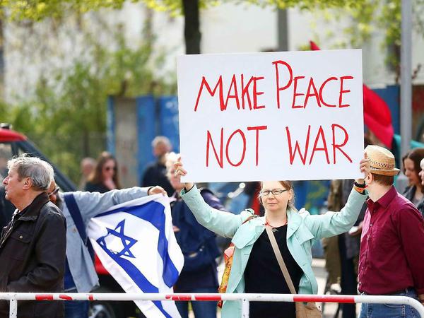 Für das Existenzrecht Israels und Frieden in Nahost traten die Gegendemonstranten vor der Arena in Treptow ein.