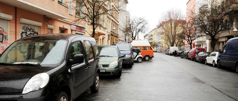 Parkende Autos in der Muskauer Straße in Berlin-Kreuzberg. 