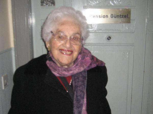 Helga Lemer vor der Tür der "Pension Güntzel" im Haus Nummer 62. Ihre Mutter Gertrud Kirsch führte hier bis zu deren Deportation ebenfalls eine Pension.