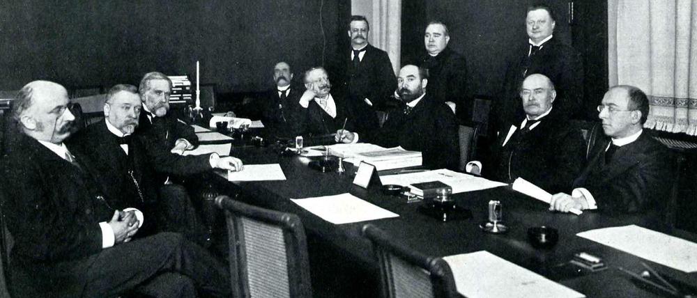 Mitglieder der Polen-Fraktion sitzen um einen Tisch in ihrem Fraktionszimmer im Preußischen Abgeordnetenhaus. Das Foto stammt aus dem Jahr 1902.