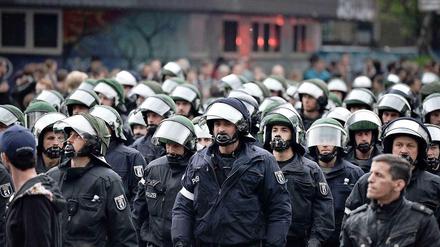 7000 Polizisten sollen dieses Jahr zum Einsatz kommen, wenn am 1.Mai in Berlin demonstriert wird. Die Polizei rechnet nicht mit Gewaltexzessen.