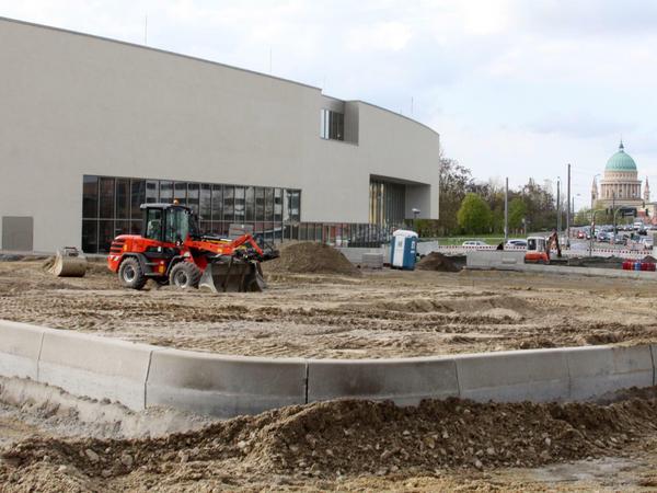 Die Außenanlagen des neuen Potsdamer Schwimmbads "blu" sind noch nicht fertig.