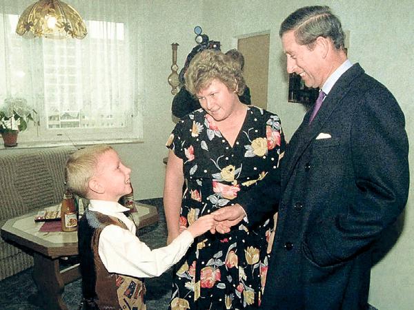 Prinz im Plattenbau. Charles begrüßt Eva-Maria Kunz und ihren Sohn Christian.
