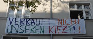  Ein Transparent mit der Aufschrift «Verkauft nicht unseren Kietz!» hängt an der Fassade eines Hauses.