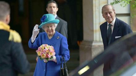 Queen Elizabeth und ihr Gemahl Prinz Philip beim Aussteigen aus dem Bentley am Hotel Adlon.