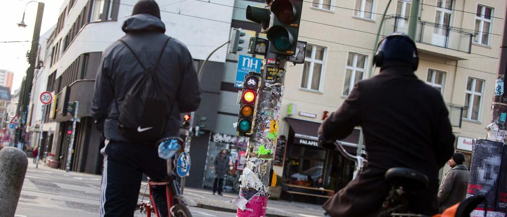 Nicht alle halten an: 1151 Radfahrer erhielten Anzeigen wegen Fahrens bei rotem Ampellicht.