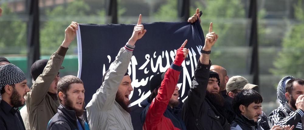 Fanatisch. Radikale Salafisten protestieren auf dem Potsdamer Platz in Berlin gegen eine Kundgebung von Rechtspopulisten.