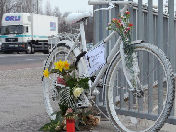 Ein so genanntes Geisterfahrrad in Berlin. Das weiß lackierte Fahrrad wurde im Gedenken an eine an dieser Stelle verunglückte Radfahrerin aufgestellt.