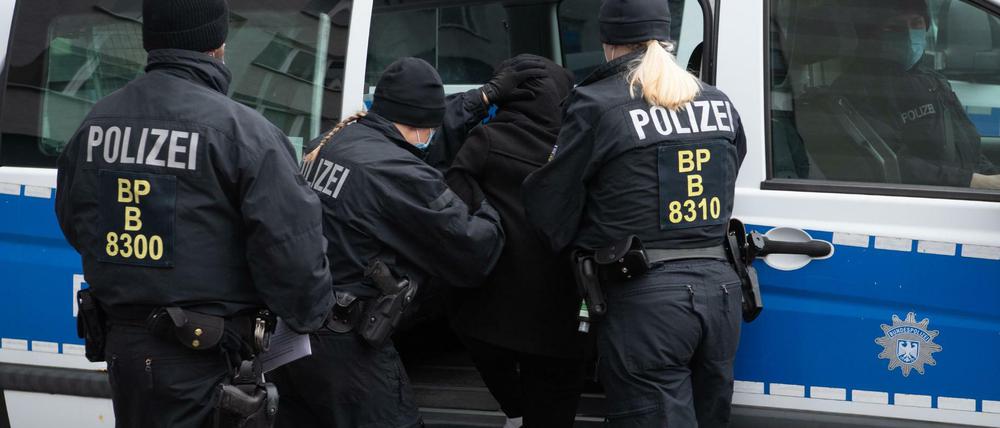 Bundespolizisten führen in Lichtenberg nach einer Razzia gegen Schleuser, denen Menschenhandel und Zwangsprostitution vorgeworfen wird, die Beschuldigte ab.