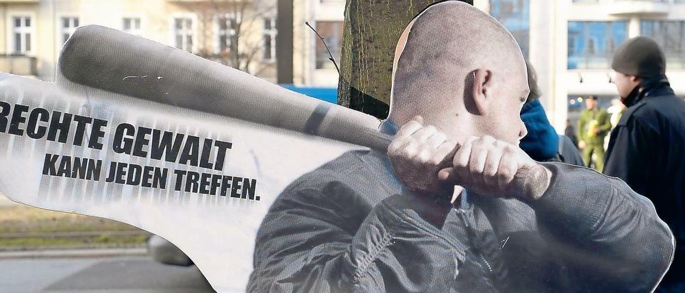 Ein Plakat in Berlin warnt vor rechter Gewalt.