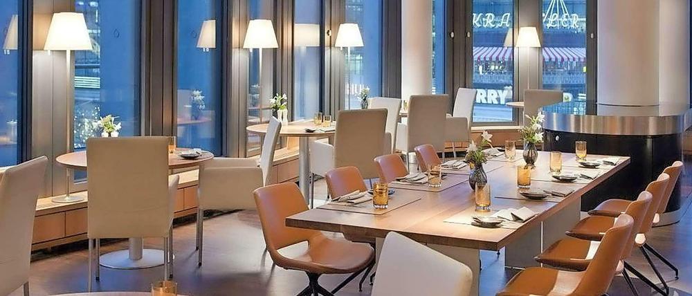 Modernes Ambiente - und ein netter Blick auf ein Stück City West: das Restaurant44 im Swissôtel in Wilmersdorf.