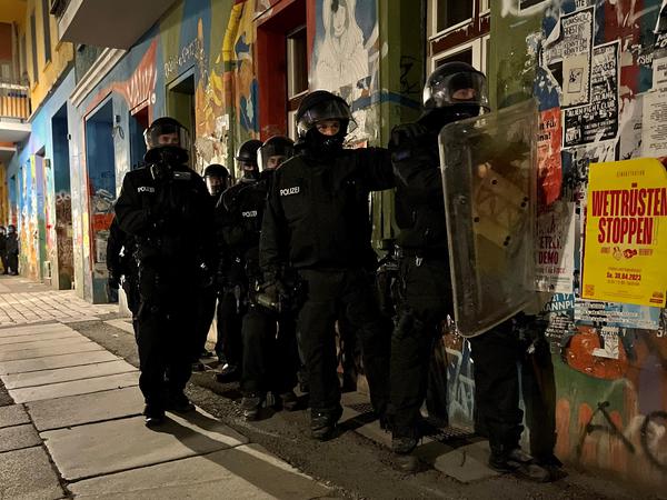 Einsatzkräfte in Friedrichshain-Kreuzberg am Samstagabend