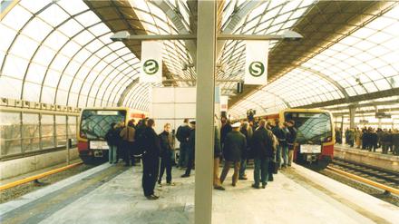 Die ersten Bahnen im neuen Bahnhof Spandau. Jetzt hat auch Spandau seine S-Bahn wieder. Am 30.12.1998 schickte der Regierende Bürgermeister EberhardDiepgen mittags die erste Bahn auf die Fahrt gen Berlin. 