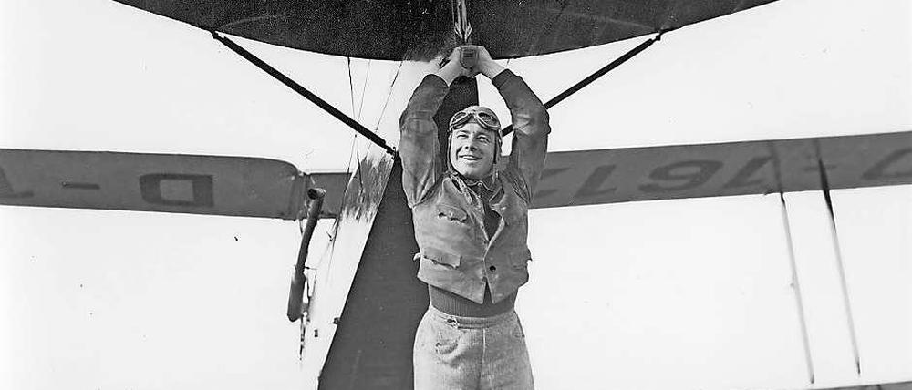 Heinz Rühmann, Schauspieler, Regisseur und Sportflieger, mit seiner De Havilland "Motte" in Staaken, 1935