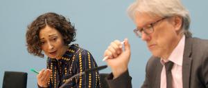 Berlins Wirtschaftssenatorin Ramona Pop (Bündnis90/Grüne) und Finanzsenator Matthias Kollatz (SPD) auf einer Senatspressekonferenz im Jahr 2020.