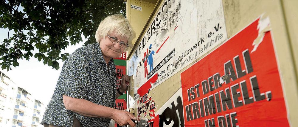 Irmela Mensah-Schramm, eine 70-Jährige aus Zehlendorf, entfernt seit 24 Jahren Nazi-Schmierereien. Hier in Berlin Schöneweide.