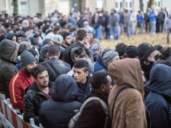 Flüchtlinge stehen am 26.10.2015 vor dem Landesamt für Gesundheit und Soziales (LaGeSo) in Berlin. 