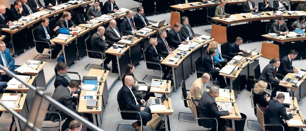Abgeordnete der AfD im Abgeordnetenhaus von Berlin. Der Partei-Bereich beginnt rechts mit einem Tisch für zwei und endet links mit einem Tisch für sechs Personen.