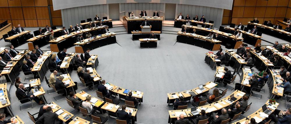 Abgeordnete und Senatoren nehmen am 24.11.2016 im Abgeordnetenhaus in Berlin an der zweiten Sitzung der Legislaturperiode teil.