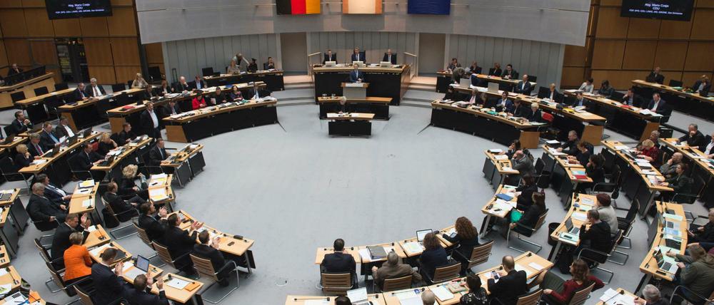 Voll besetzt ist am 16.11.2017 in Berlin der Sitzungssaal bei der Sitzung des Abgeordnetenhauses.