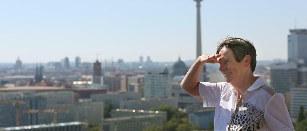 Bundesbauministerin Barbara Hendricks (SPD) blickt vom Dach des WBM-Hochhauses am Platz der Vereinten Nationen in Berlin.