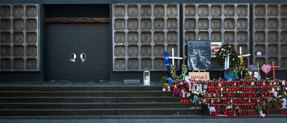 Kerzen erinnern vor der Gedächtniskirche an die Opfer des Breitscheidplatz-Anschlags.