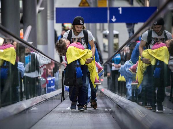 In Deutschland kommen weiter Züge mit Flüchtlingen an. 