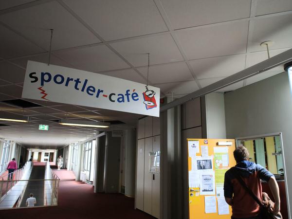 ... und das Sportler-Café in der Rostlaube der Freien Universität (FU) an der Habelschwerdter Allee in Berlin-Dahlem.