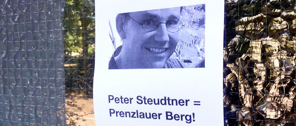 In Prenzlauer Berg hängen Zettel mit Solidaritätsbekundungen für Peter Steudtner..